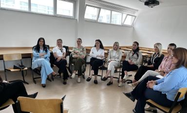 Stafi administrativ i Universitetit “Fehmi Agani” në Gjakovë merr pjesë në punëtorinë për mirëqenien, menaxhimin e stresit dhe vetëkujdesin